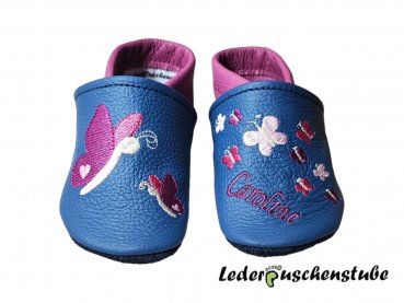 Lederpuschen in jeansblau-flieder; rechts Schmetterlinge flieder-pink-creme Herzen rosa und links Stickerei 9 Schmetterlinge (rosa-pink-flieder-creme) mit Namen flieder